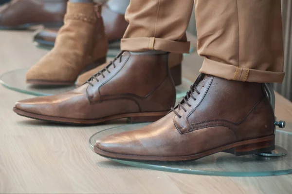 Nahaufnahme Klassischer Lederschuhe Für Männer Showroom Eines Modegeschäfts — Stockfoto