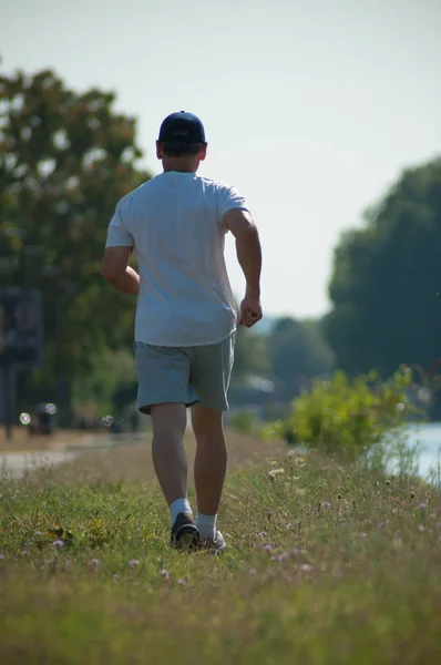 Mulhouse Francia Agosto 2018 Hombre Corriendo Sobre Césped Canal Fronterizo — Foto de Stock