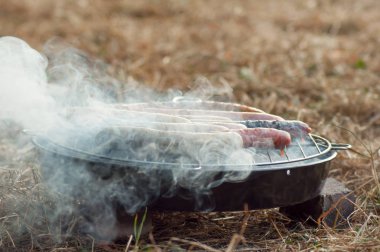 sosis dumanlı Barbekü üzerinde closeup