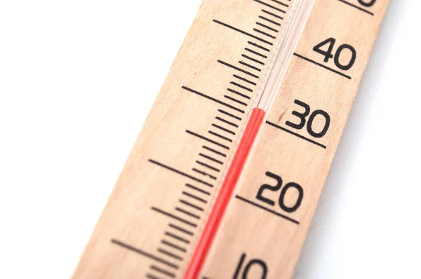 白い背景の上の木製温度計のクローズ アップ — ストック写真