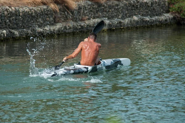 Portrait Homme Musclé Torse Ramant Dans Chenal Kayak — Photo