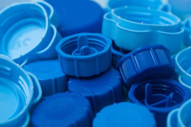 geri dönüşüm için mavi plastik fişli closeup