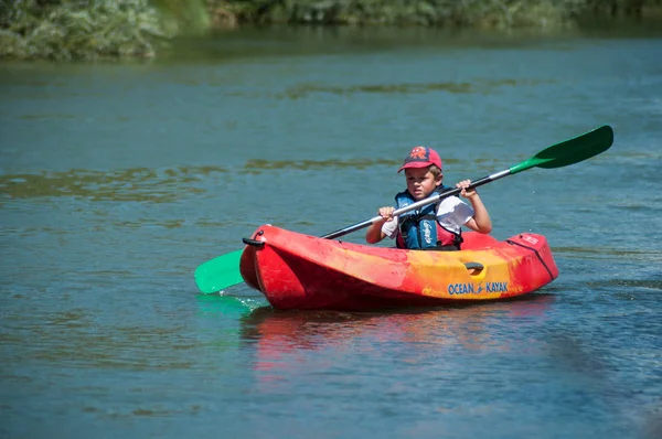 Mulhouse France Août 2018 Petit Garçon Ramant Dans Chenal Kayak — Photo