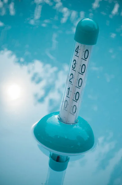Nahaufnahme Des Poolthermometers Wasser — Stockfoto