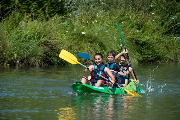Mulhouse Francia Agosto 2018 Adolescentes Remando Canal Kayak Verde —  Fotos de Stock