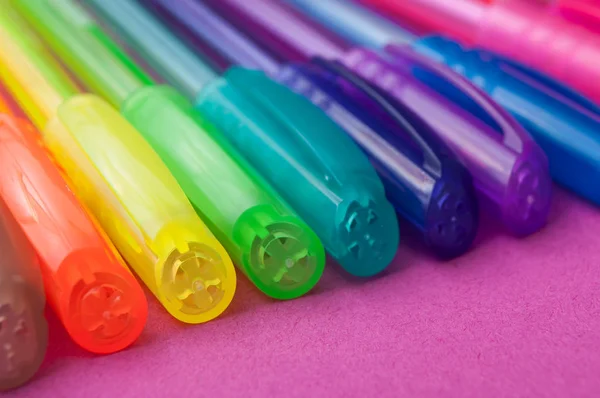 Close Van Kleurrijke Balpennen Kleur Achtergrond — Stockfoto