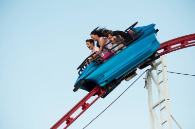 Mulhouse cazibe Park insanlar bağırarak ile Mulhouse - France - 15 Ağustos 2018 - lunapark treni