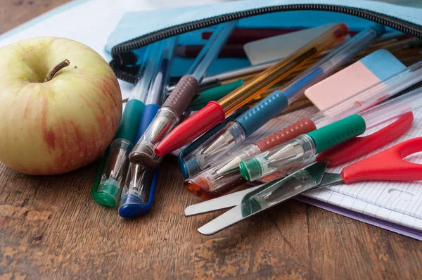 Okul Malzemeleri Ahşap Resepsiyon Arka Plan Üzerinde Apple Closeup — Stok fotoğraf