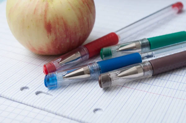 Close Van Kleurrijke Balpennen Apple Nota Boek Achtergrond Achtergrond — Stockfoto