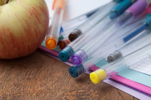 Close Van Kleurrijke Balpennen Apple Nota Boek Houten Bureau Achtergrond — Stockfoto