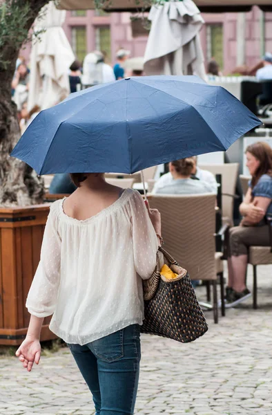 Мюлуз Франция Августа 2018 Года Портрет Привлекательной Девушки Идущей Улице — стоковое фото