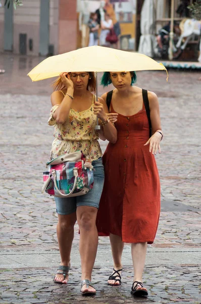 Mulhouse Francie Srpna 2018 Portrét Ženy Chůzi Ulici Žlutým Deštníkem — Stock fotografie