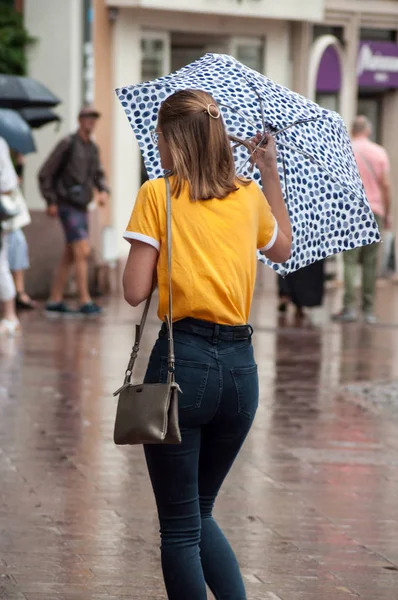 Mulhouse França Agosto 2018 Retrato Menina Andando Rua Com Guarda — Fotografia de Stock