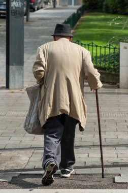 Mulhouse - Fransa - 17 Ağustos 2018 - portre eski dostum sokakta sopayla yürüyüş 