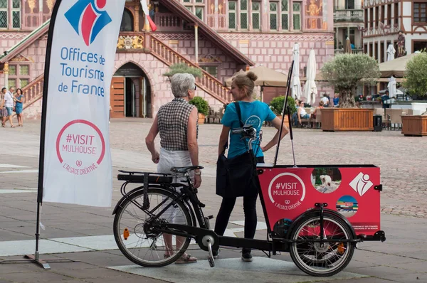 Mulhouse Ranska Elokuu 2018 Muotokuva Tyttö Emäntä Matkailutoimistosta — kuvapankkivalokuva