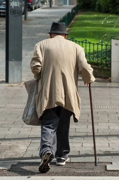 Mulhouse Франція Серпня 2018 Портрет Старих Людина Прогулянки Палицею Вулиці — стокове фото