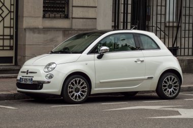 Mulhouse - Fransa - 18 Ağustos 2018 - fiat 500 inci rengi sokakta park.