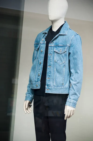 Nahaufnahme Von Blauer Jeansjacke Und Hose Auf Schaufensterpuppe Showroom Eines — Stockfoto