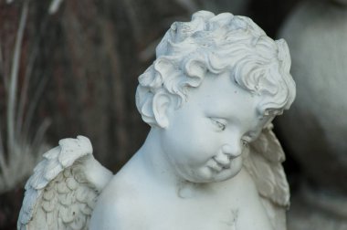 Closeup mezarlığındaki mezar üzerinde sarhoş melek