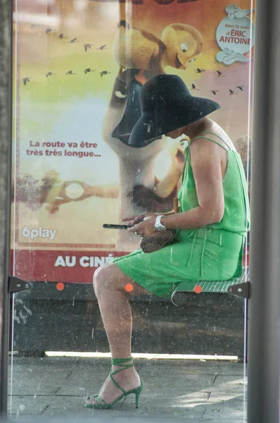 Mulhouse Francja Sierpień 2018 Kobieta Zieloną Sukienkę Kapelusz Smartphone Oczekiwania — Zdjęcie stockowe