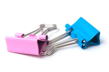 beyaz zemin üzerine pembe ve mavi ataç closeup