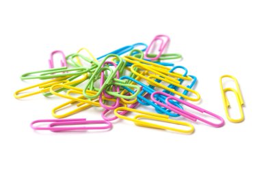 Beyaz arka plan üzerinde renkli ataç closeup kazık