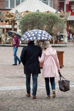 Mulhouse - France - 25 Ağustos 2018 - çift portre üzerinde yürüyen şemsiye ile kente Kömür topakları