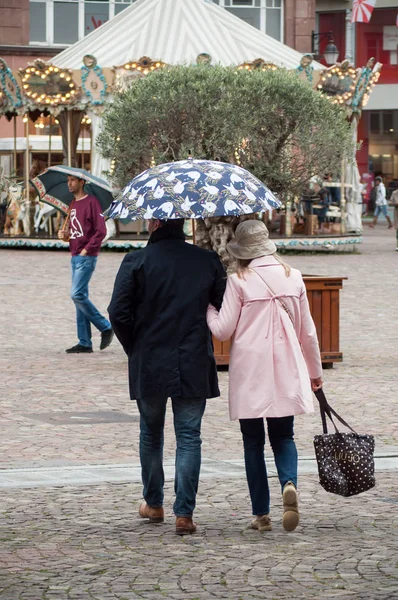 Mulhouse Francia Agosto 2018 Retrato Pareja Con Paraguas Caminando Sobre — Foto de Stock