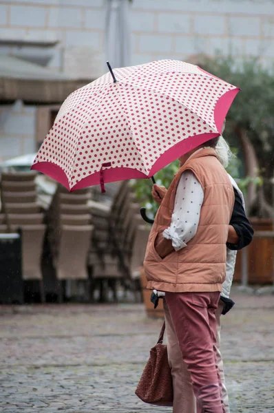 Mulhouse Francie Srpna 2018 Portrét Pár Stojící Deštníkem Dláždění Místo — Stock fotografie