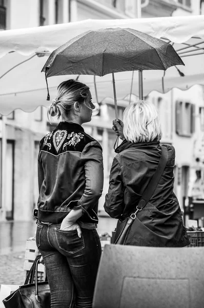 Mulhouse Francia Agosto 2018 Retrato Mujeres Pie Con Paraguas Sobre —  Fotos de Stock