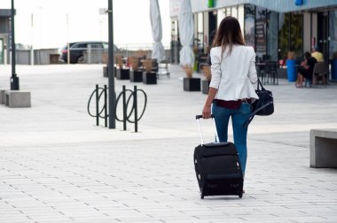 Mulhouse - Fransa - 24 Ağustos 2018 - çanta tren istasyonu önünde yürüyen kadın