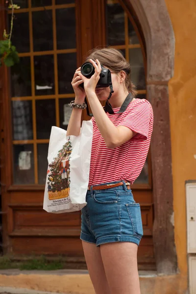 Riquewihr Francja Sierpień 2018 Portret Atrakcyjną Dziewczyną Dżinsy Krótkie Biorąc — Zdjęcie stockowe