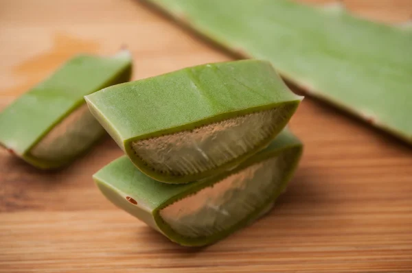 Primer Plano Las Hojas Aloe Vera Rodajas Sobre Fondo Madera —  Fotos de Stock