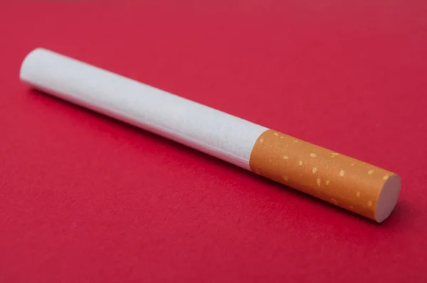 Gros Plan Cigarette Isolée Sur Fond Papier Rouge — Photo