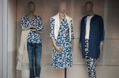 kış giysileri moda manken üzerinde closeup kadınlar için showroom mağaza
