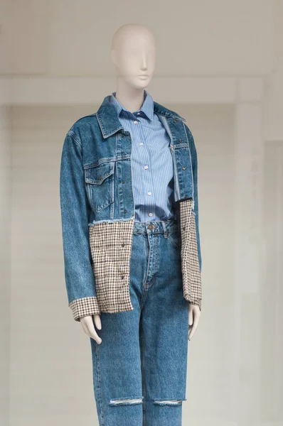 Nahaufnahme Von Blue Jeans Hose Und Jacke Auf Schaufensterpuppe Modegeschäft — Stockfoto