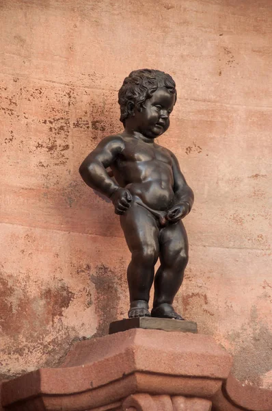 Replikera Statyn Manneken Pis Från Belgien Alsace Fontän Colmar — Stockfoto