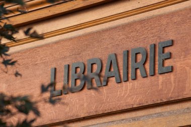 Fransız Kitabevi (Fransızca librairie) tabela ahşap vintage cephesinde closeup