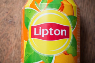 Mulhouse - Fransa - 3 Eylül 2018 - Lipton Icetea closeup ahşap arka plan üzerinde olabilir.