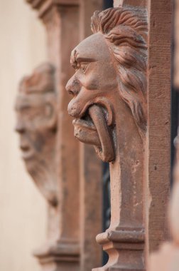 closeup cephe bina kafası uçmuş