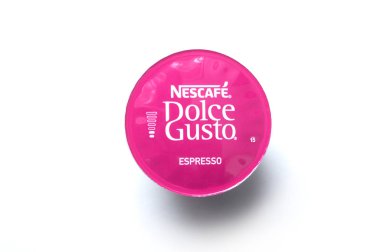 Mulhouse - Fransa - 4 Eylül 2018 - Nescafe espresso closeup, kahve doz beyaz arka plan üzerinde Fransız markası