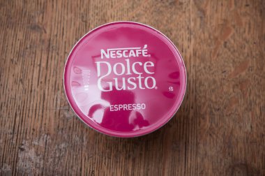 Mulhouse - Fransa - 4 Eylül 2018 - Nescafe espresso closeup, kahve doz ahşap arka plan üzerinde Fransız markası