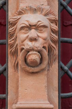 closeup cephe bina kafası uçmuş