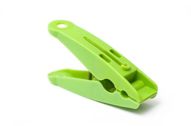 beyaz zemin üzerine yeşil plastik clothespin closeup