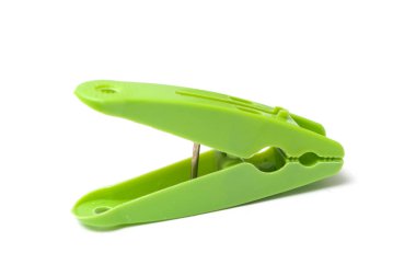 Beyaz arkaplandaki yeşil plastik mandalların yakınlaştırılması