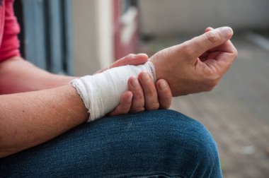 bilek burkulması açık otururken adamla closeup