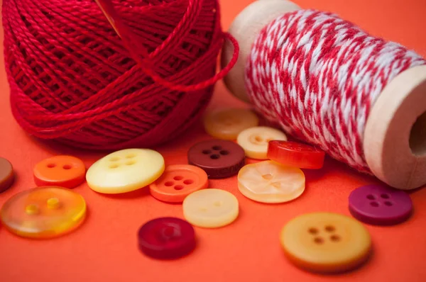 Closeup Buttons Bobbins Cotton Yarn Orange Background — Stock Photo, Image