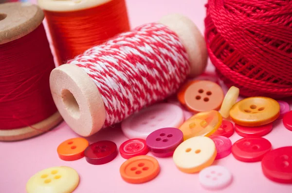 Closeup Buttons Bobbins Cotton Yarn Pink Background — Stock Photo, Image