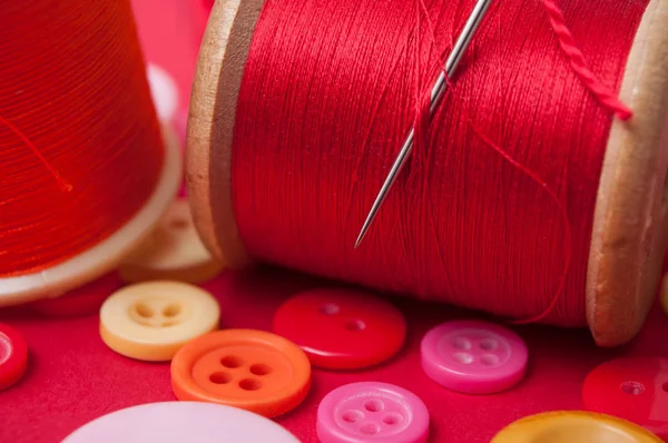 Closeup Buttons Bobbins Cotton Yarn Red Background — Stock Photo, Image