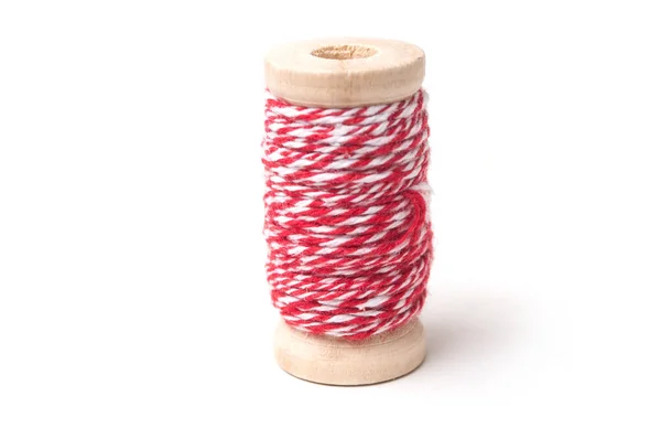 赤の綿の糸の木製ボビンのクローズ アップ — ストック写真
